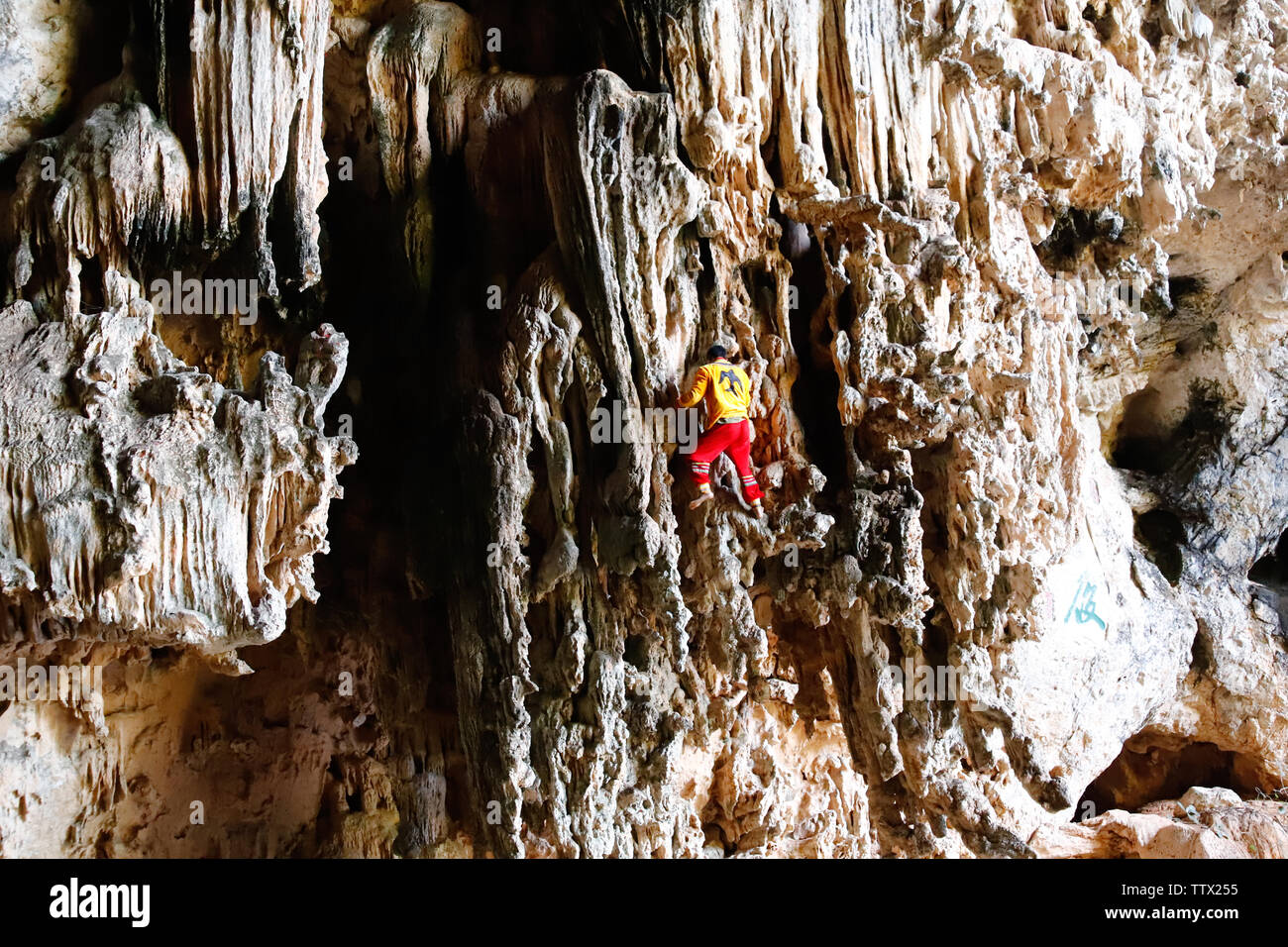 Ein Bergsteiger in der Jianshui schlucken Höhle in der Provinz Yunnan, China. Yunnan, China - November, 2018 Stockfoto