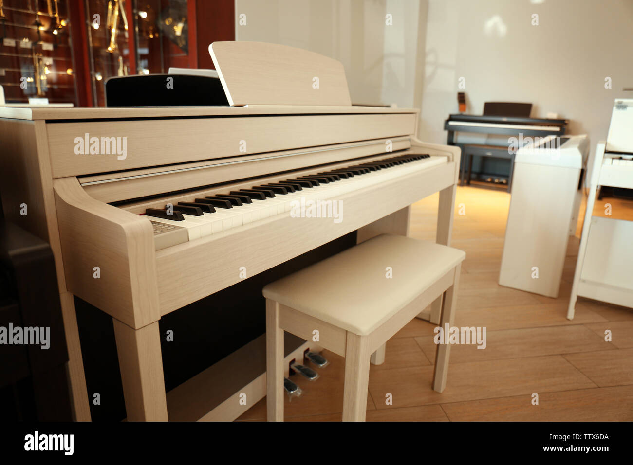 Klavier in der Musik Shop Stockfoto