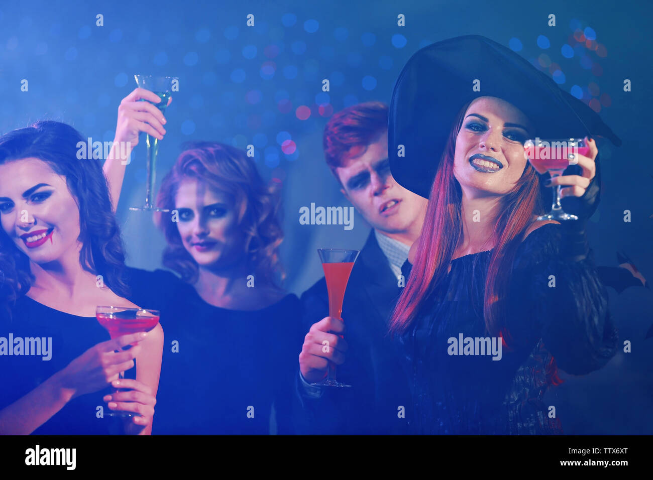 Junge Leute in Kostümen Spaß an Halloween Party Stockfoto