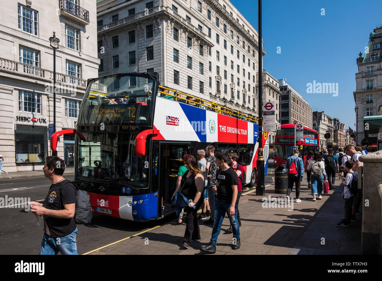 London Tour Bus auf Piccadilly mit Menschen, London, England, Großbritannien Stockfoto