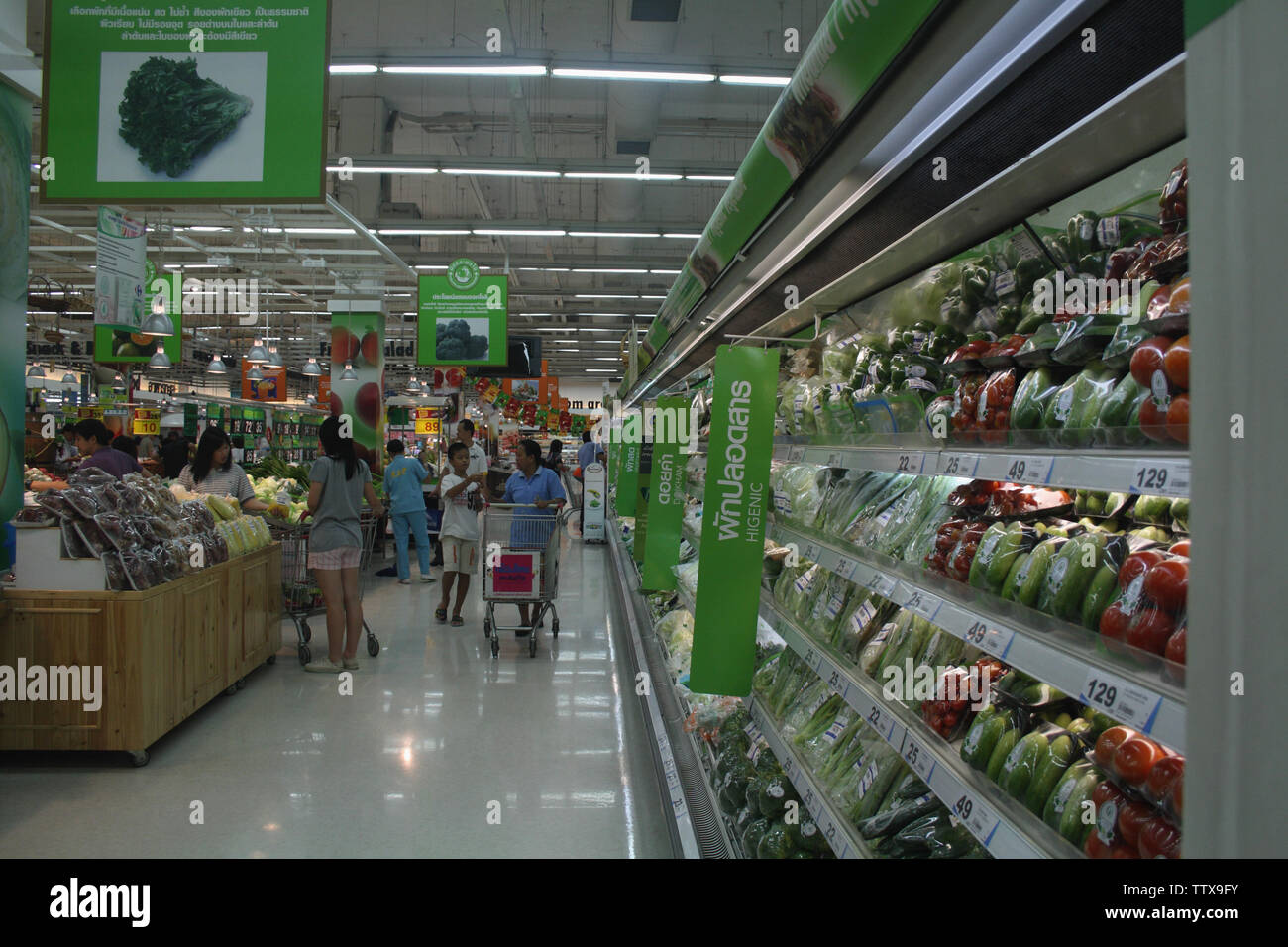 Kunden in einem Supermarkt, Bangkok, Thailand Stockfoto