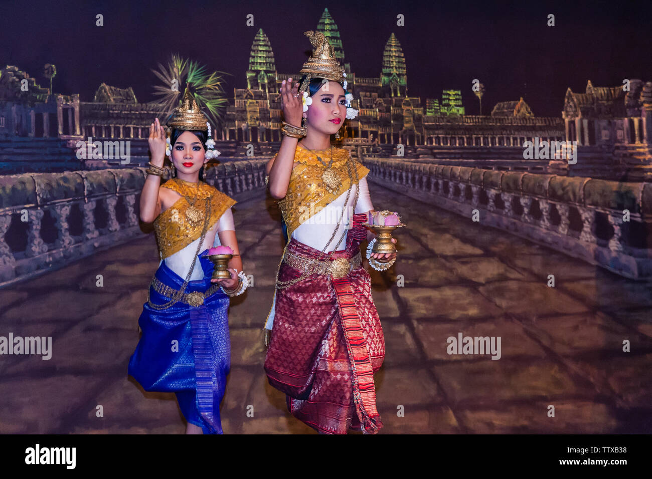 Traditionelle Khmer Tänzer während der Show in Siem Reap, Kambodscha Stockfoto