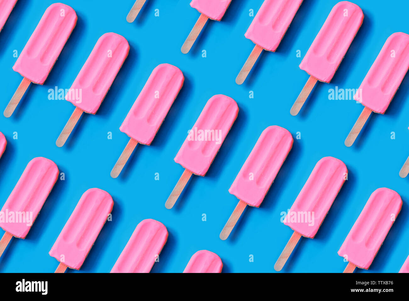Muster aus hellen rosa Erdbeereis auf Blau pastell Hintergrund. Sommer Minimalismus Hintergrund. Stockfoto