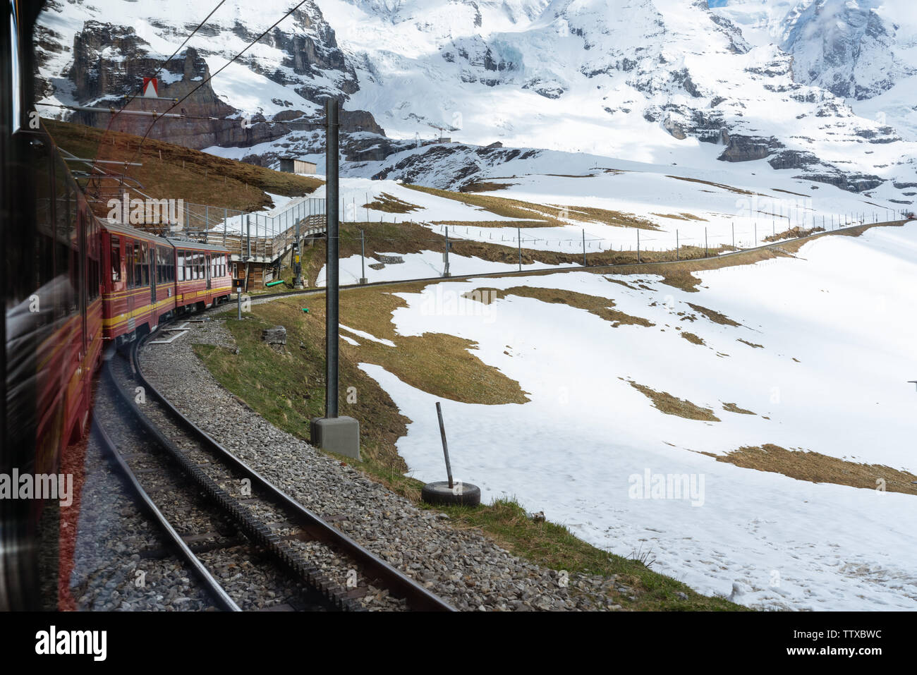 Touristischer Zug zu Jungfrau (Top of Europe) Berg im ersten Tag des Sommers. Reisen in der Schweiz im Sommer Stockfoto