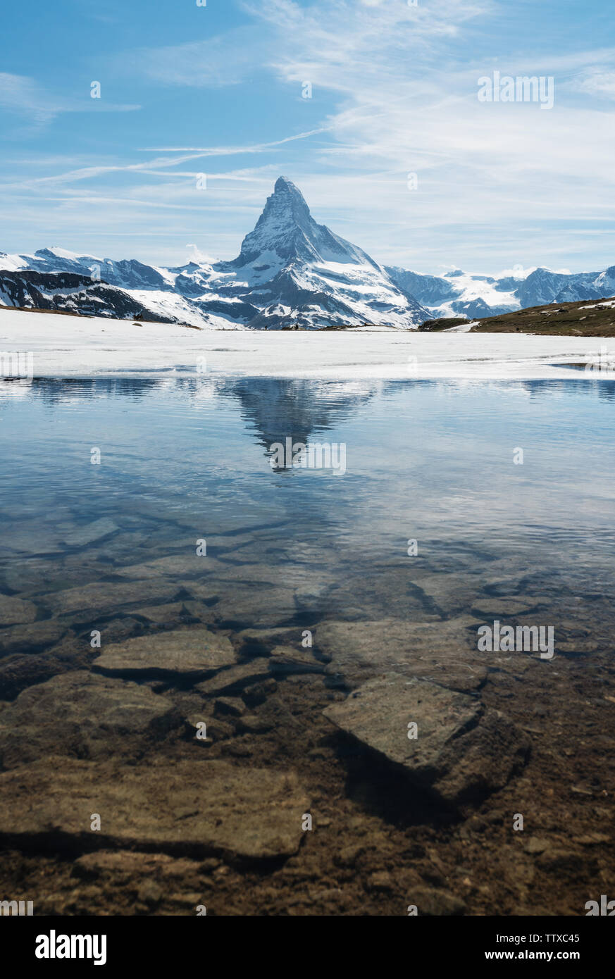 Matterhorn mit Schmelzen gefrorener See im Sommer in Zermatt, Schweiz Stockfoto