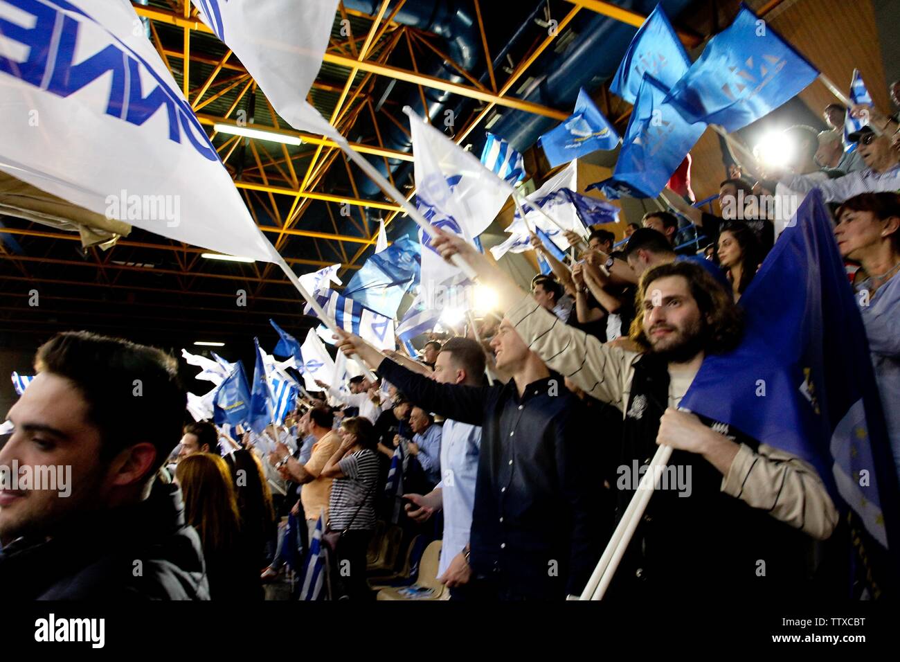 Partei Neue Demokratie unterstützer Wellen Flaggen während der oppositionsführer Kyriakos Mitsotakis liefert eine Adresse vor den Sonntag Ausschuessen, regionalen und kommunalen Wahlen. Stockfoto