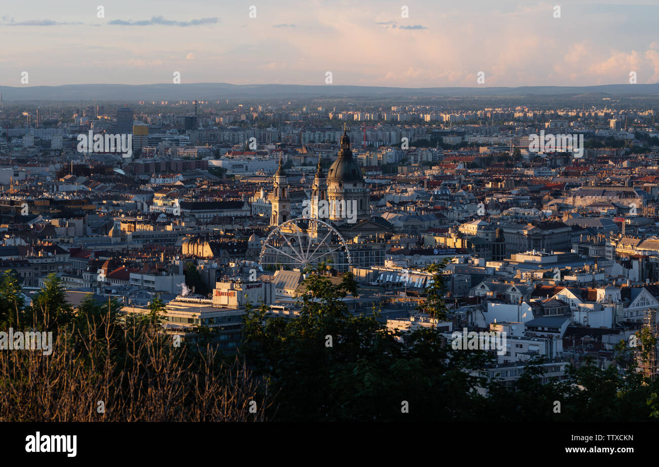 Panoramablick auf die Stadt Budapest in Ungarn im Sommer im Sonnenuntergang Stockfoto