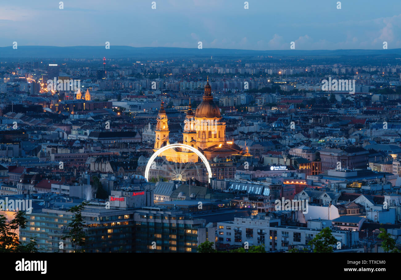 Die Stadt Budapest in Ungarn im Sommer in der Dämmerung Stockfoto