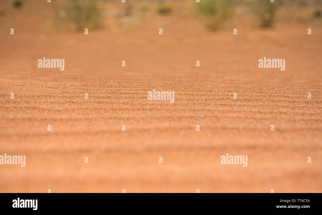 Nahaufnahme der Wüste Sand Dünen Muster schönen orangefarbenen Schatten Wüste Sand Textur Hintergrund Stockfoto