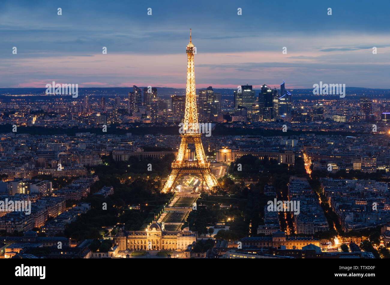 Eiffel Turm, Wahrzeichen und Reiseziel in Paris, Frankreich in der Nacht im Sommer Stockfoto