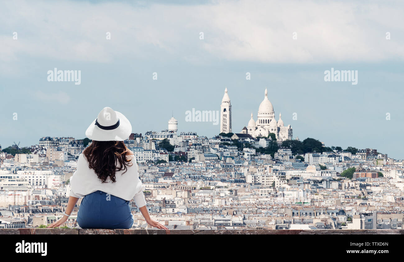 Unterwegs in Europa, junge Frau im weißen Hut mit Blick auf Sacré-coeur, Wahrzeichen und Reiseziel in Paris, Frankreich im Sommer Stockfoto