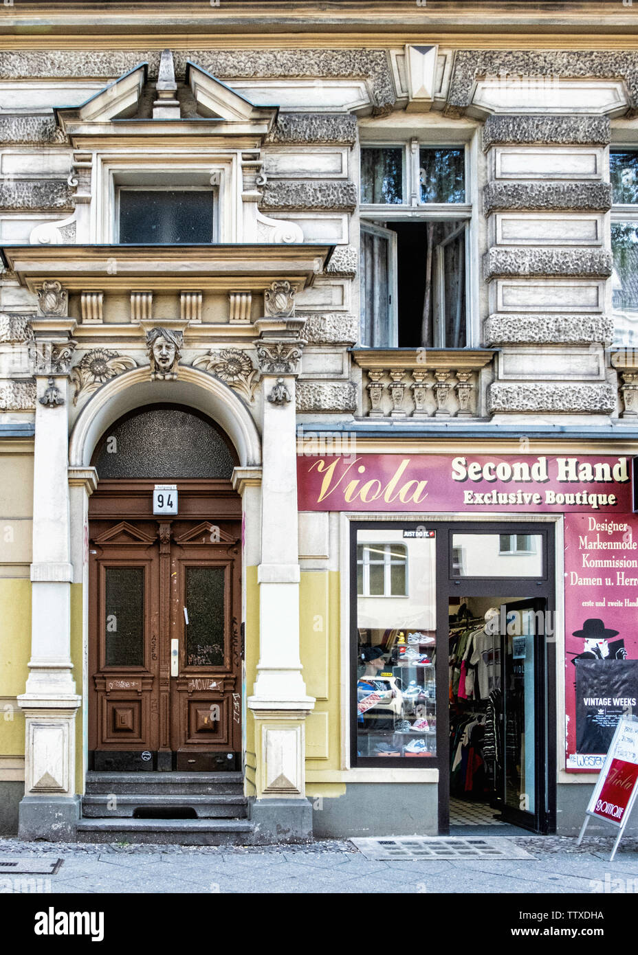 Viola Second Hand Boutique verkauft Kleidung & Mode für Männer und Frauen in historischen alten Gebäude in Charlottenburg, Berlin Stockfoto