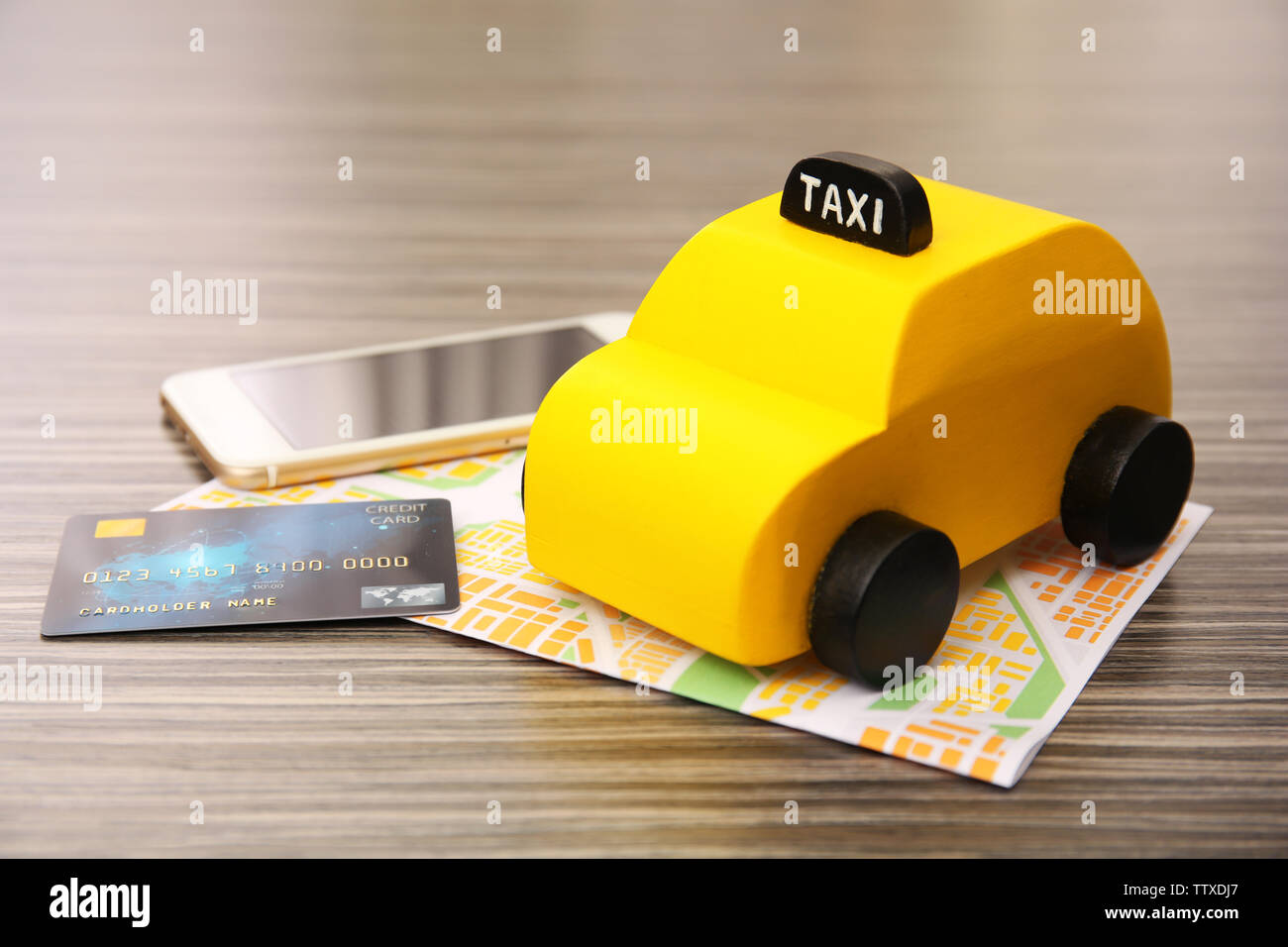 Gelbe Toy Taxi Karte Smartphone Und Kreditkarte Auf Holz Hintergrund Stockfotografie Alamy