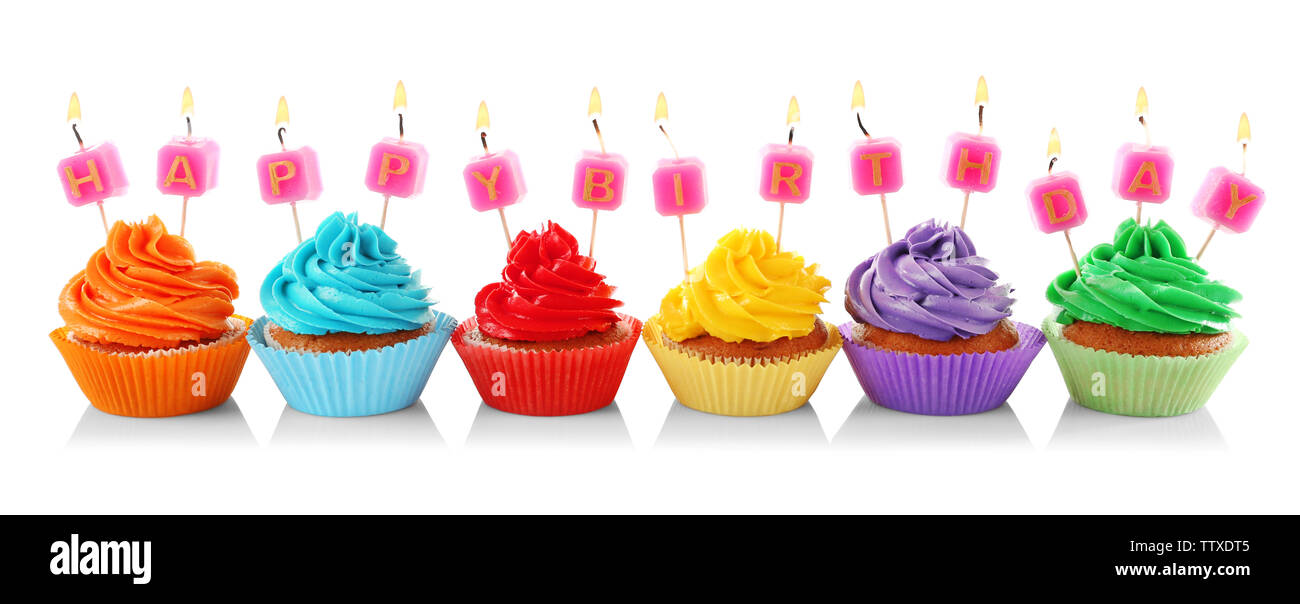 Lecker bunten Cupcakes mit Happy Birthday Kerzen auf weißem Hintergrund Stockfoto