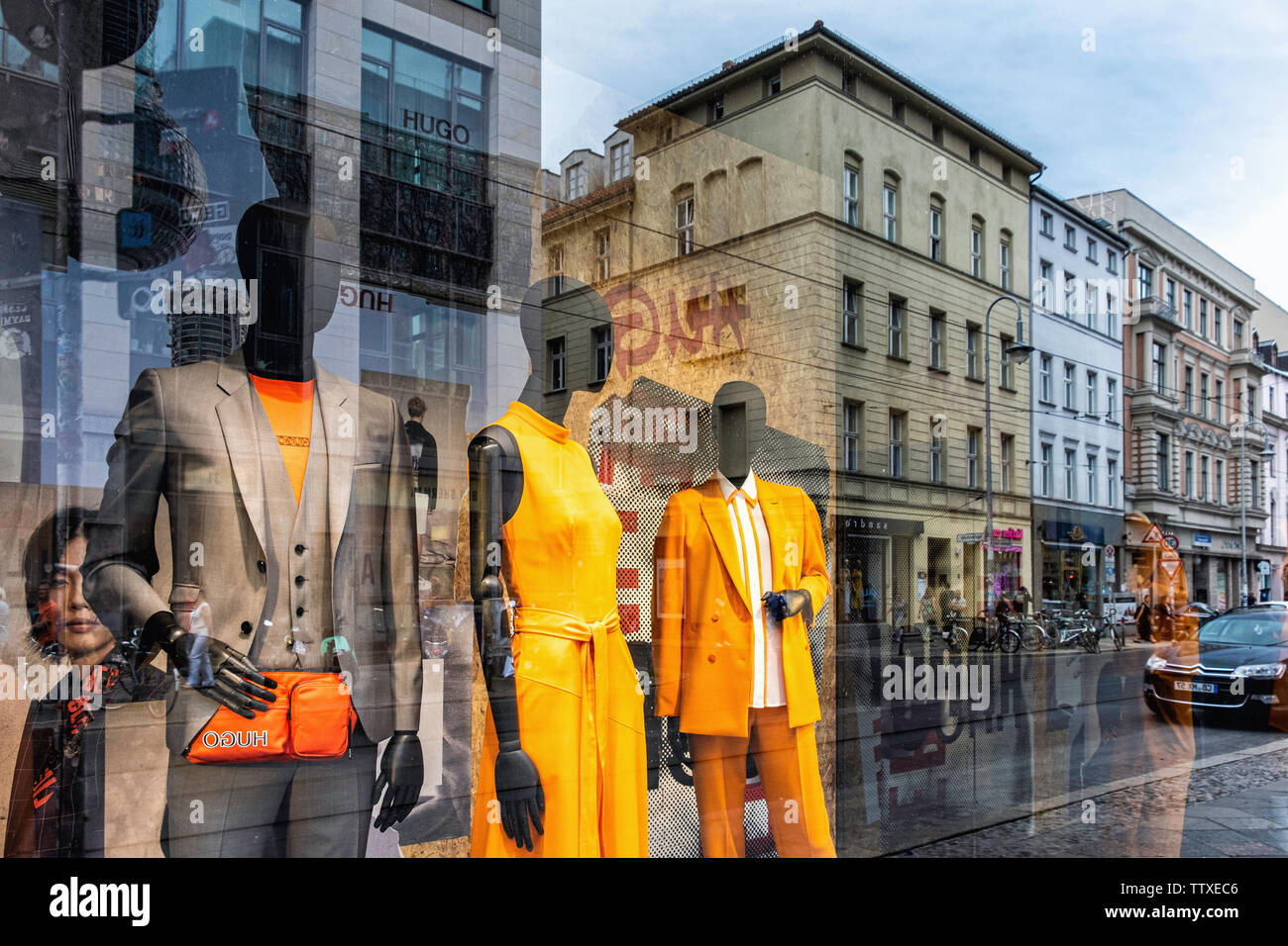 Hugo Boss Store Display Fenster in der Rosenthaler Straße, Mitte-Berlin. Shop für stilvolle Kleidung für Männer und Frauen. Stockfoto