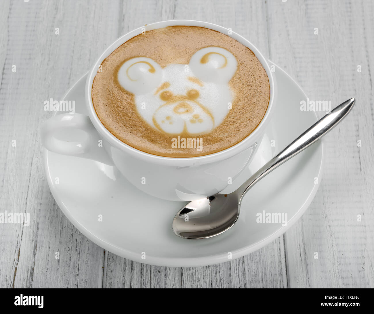 Tasse Kaffee Latte und Kaffeebohnen auf weißem Hintergrund Stockfoto