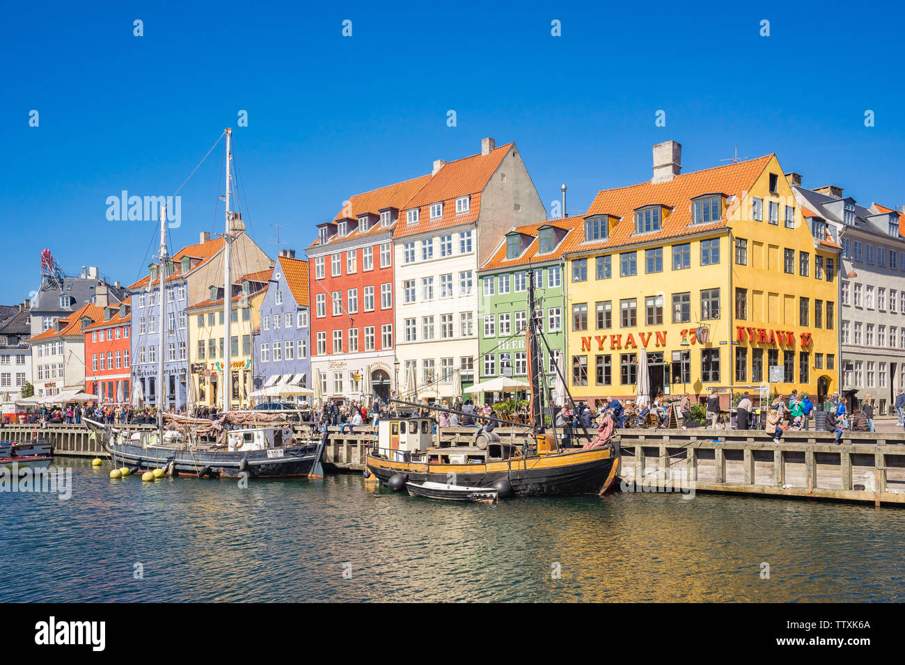 Kopenhagen, Dänemark - 1. Mai 2017: Nyhavn ist ein aus dem 17. Jahrhundert am Wasser-, Kanal- und Unterhaltungsviertel in Kopenhagen, Dänemark. Stockfoto
