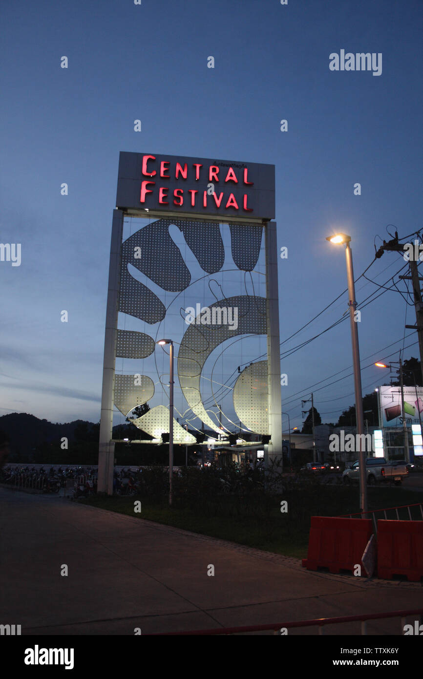 Low-Angle-Ansicht der kommerziellen Schild, Central Festival, Phuket, Thailand Stockfoto