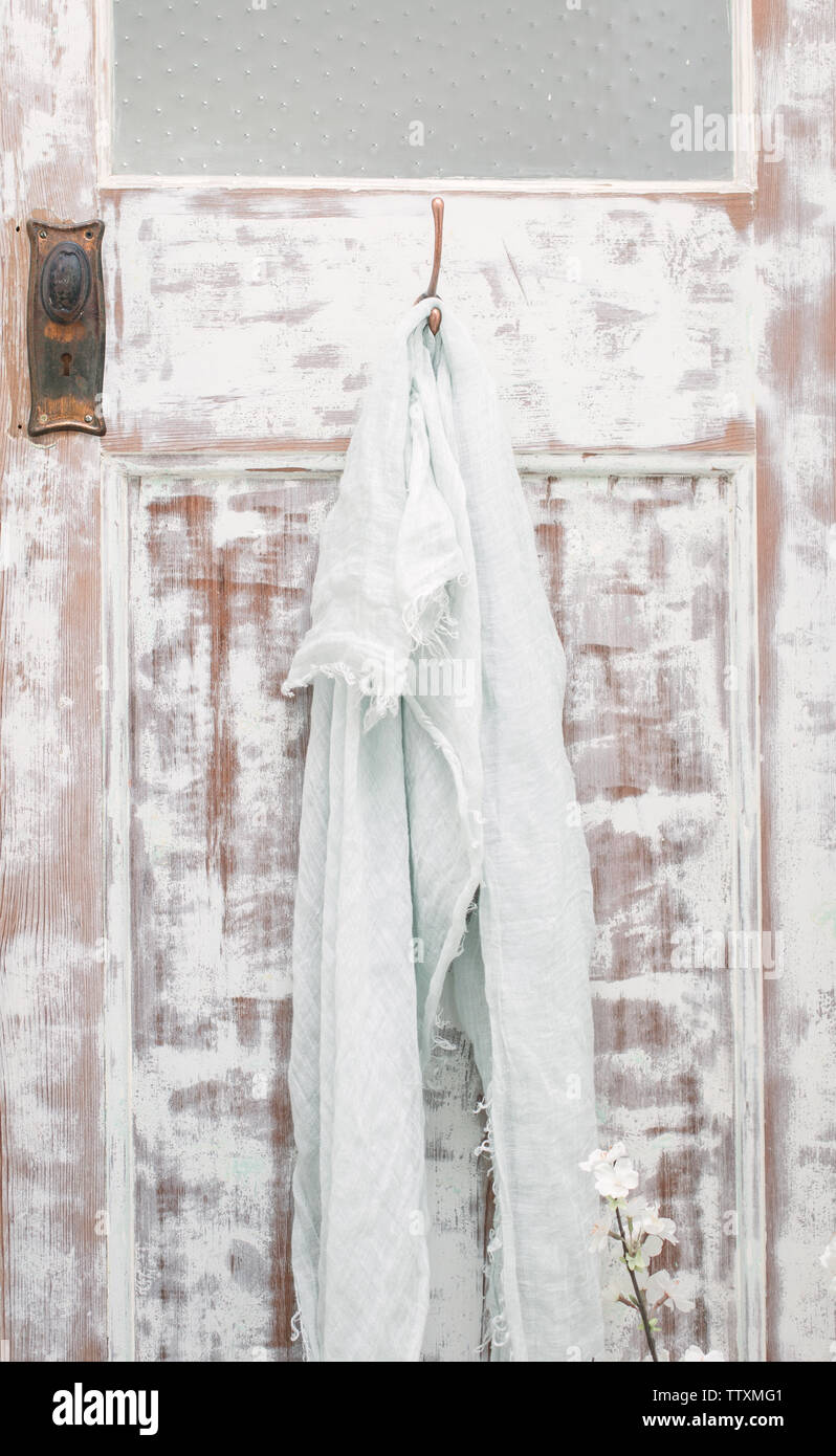 Ein altes Hallenbad land Tür mit einem Rost Griff und hellblauen Schal hängen an einem Haken Stockfoto