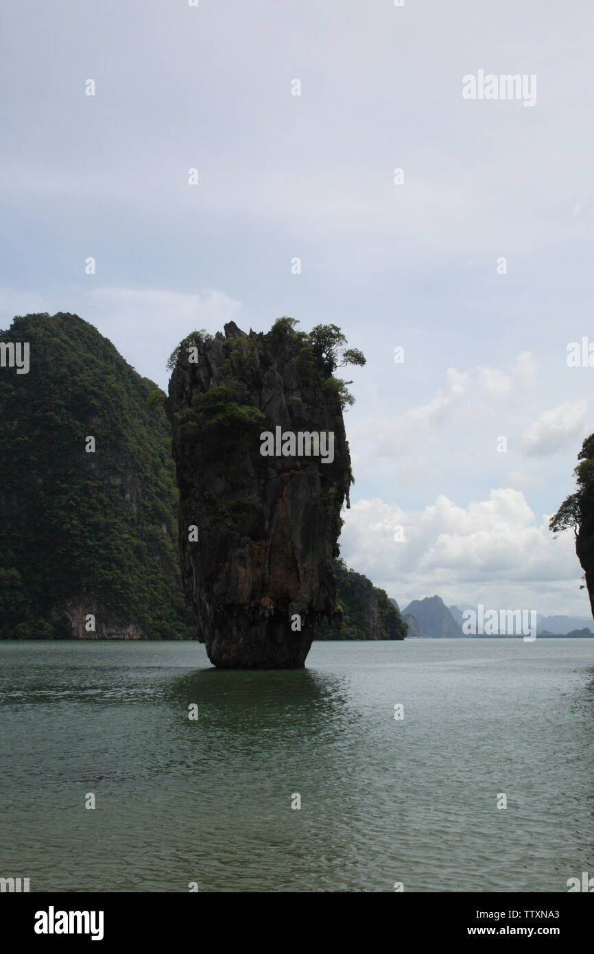 Klippe im Meer, James Bond Island, Phang Nga Bay, Phuket, Thailand Stockfoto