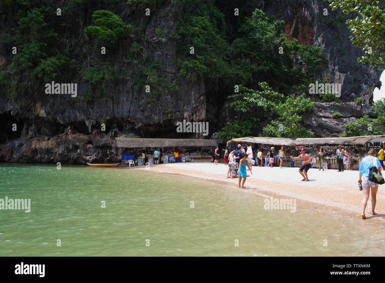 Touristen am Strand, James Bond Island, Phang Nga Bay, Phuket, Thailand Stockfoto