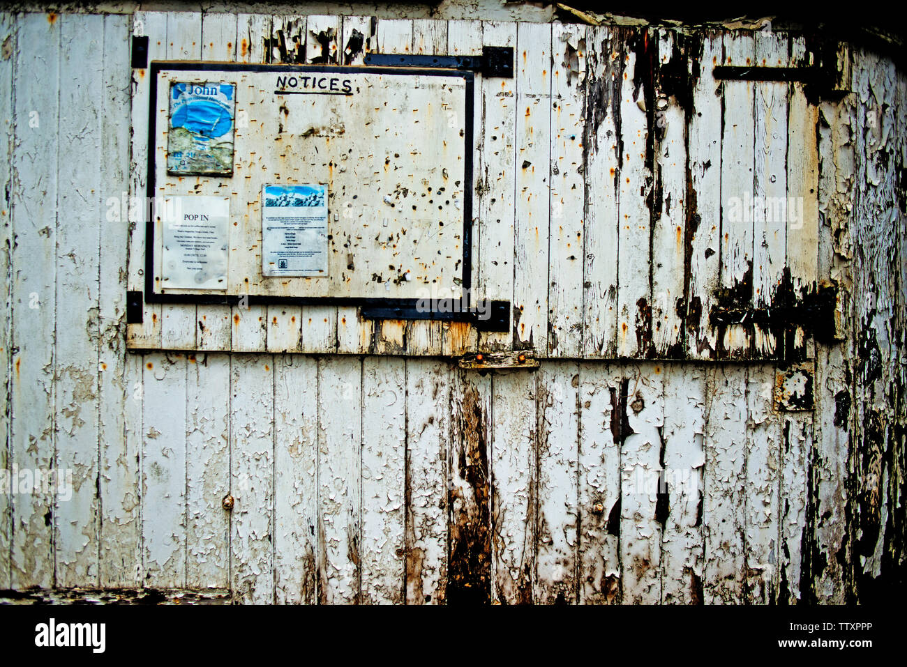 Peeling weiße Farbe auf hölzernen Scheune Türen Stockfoto