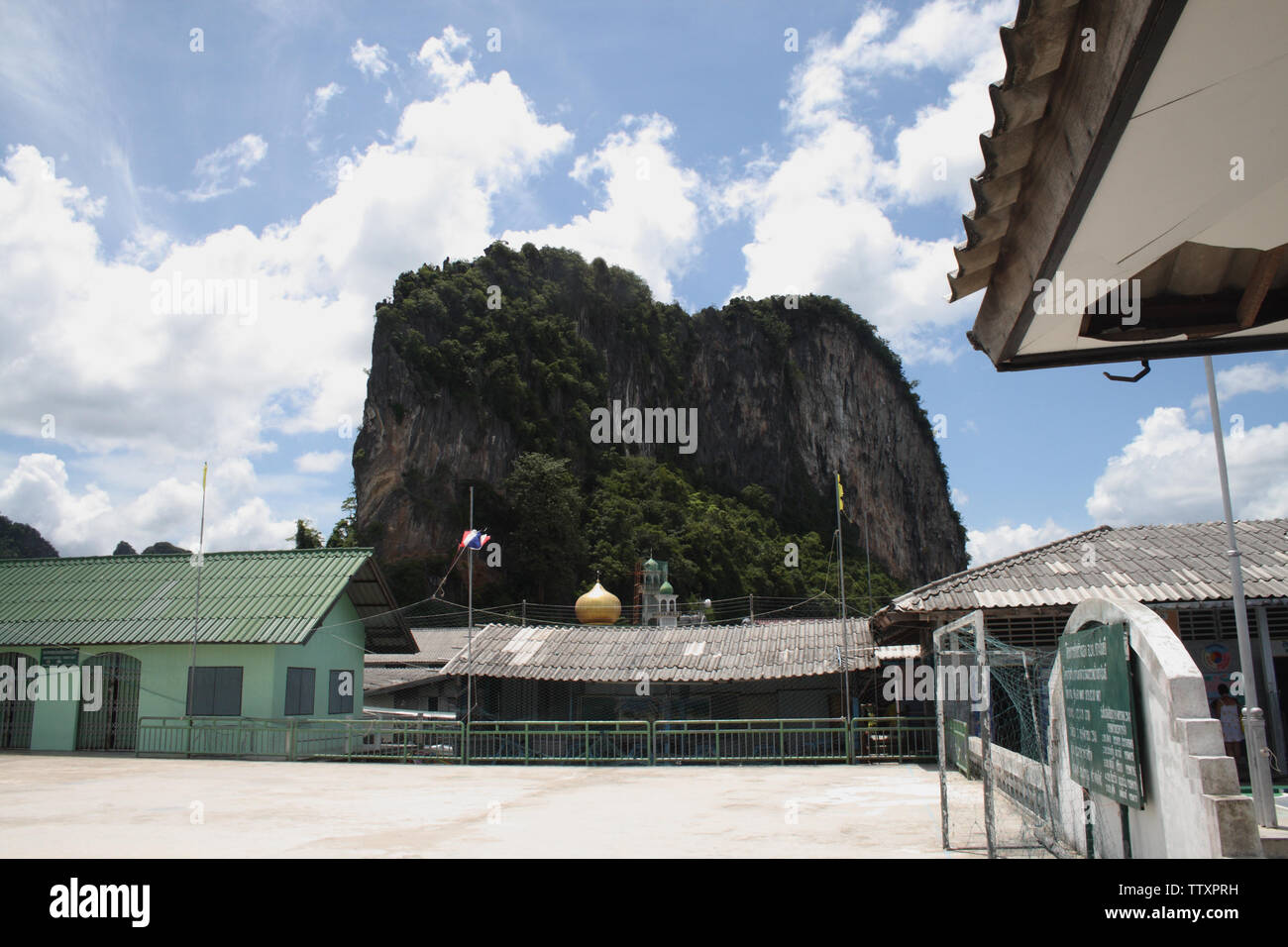 Fußball-Torpfosten in einem Innenhof, Phuket, Thailand Stockfoto