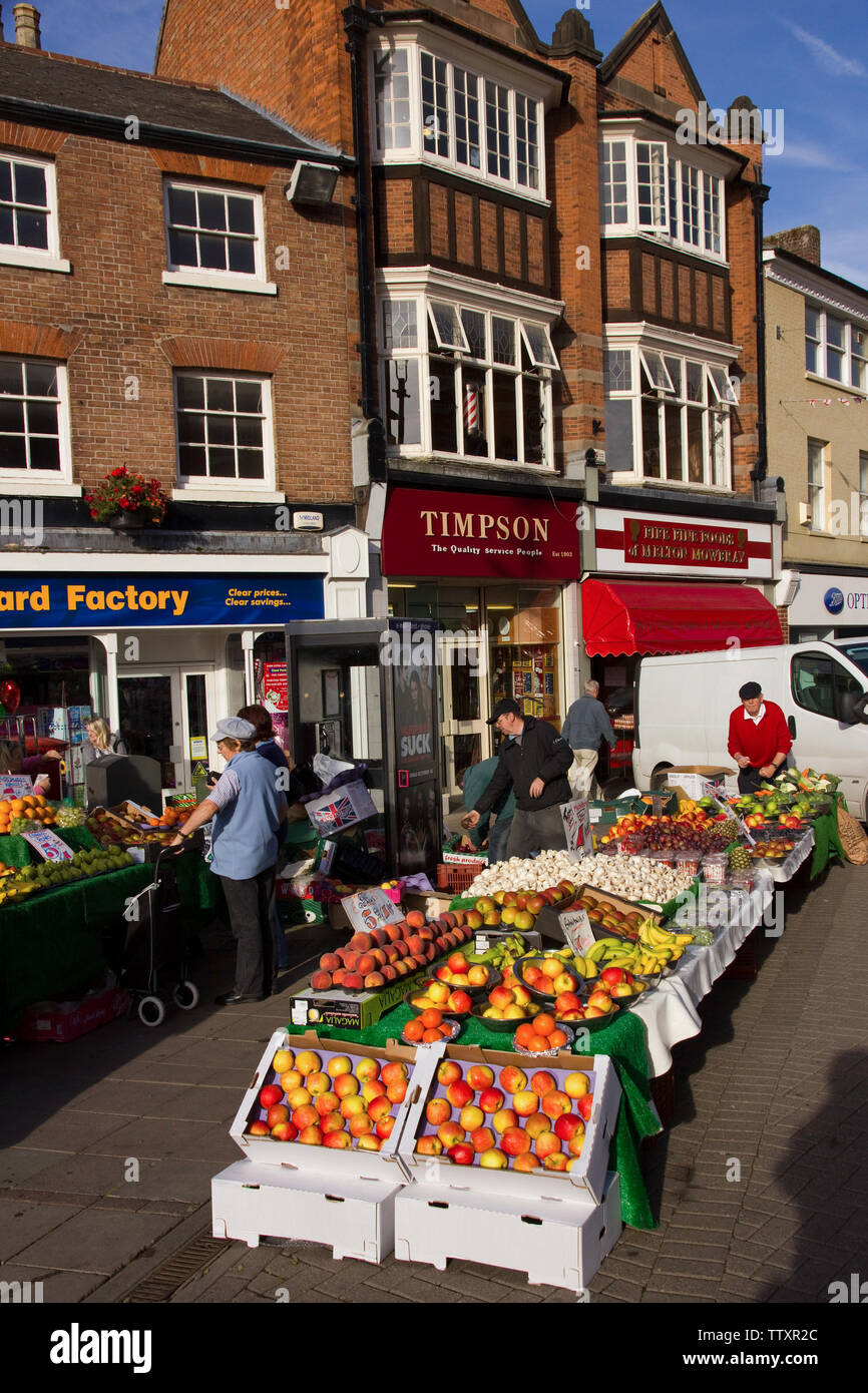 Obst und Gemüse Markt Stände und Ladenfronten im Marktplatz, Melton Mowbray, Leicestershire, England, UK Stockfoto
