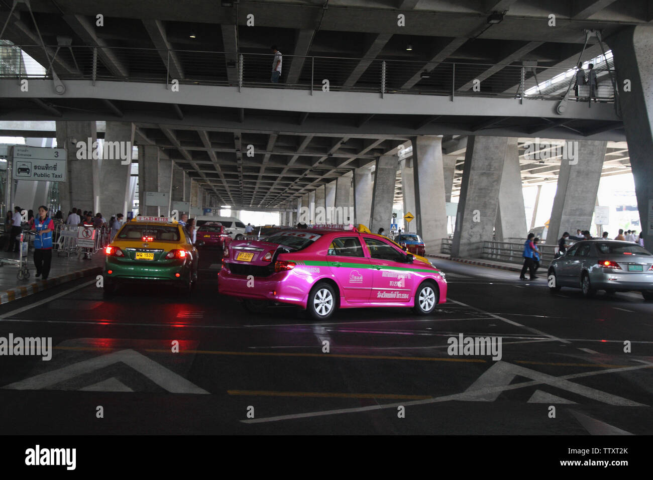 Autos auf einem Flughafenparkplatz, Suvarnabhumi Airport, Bangkok, Thailand Stockfoto