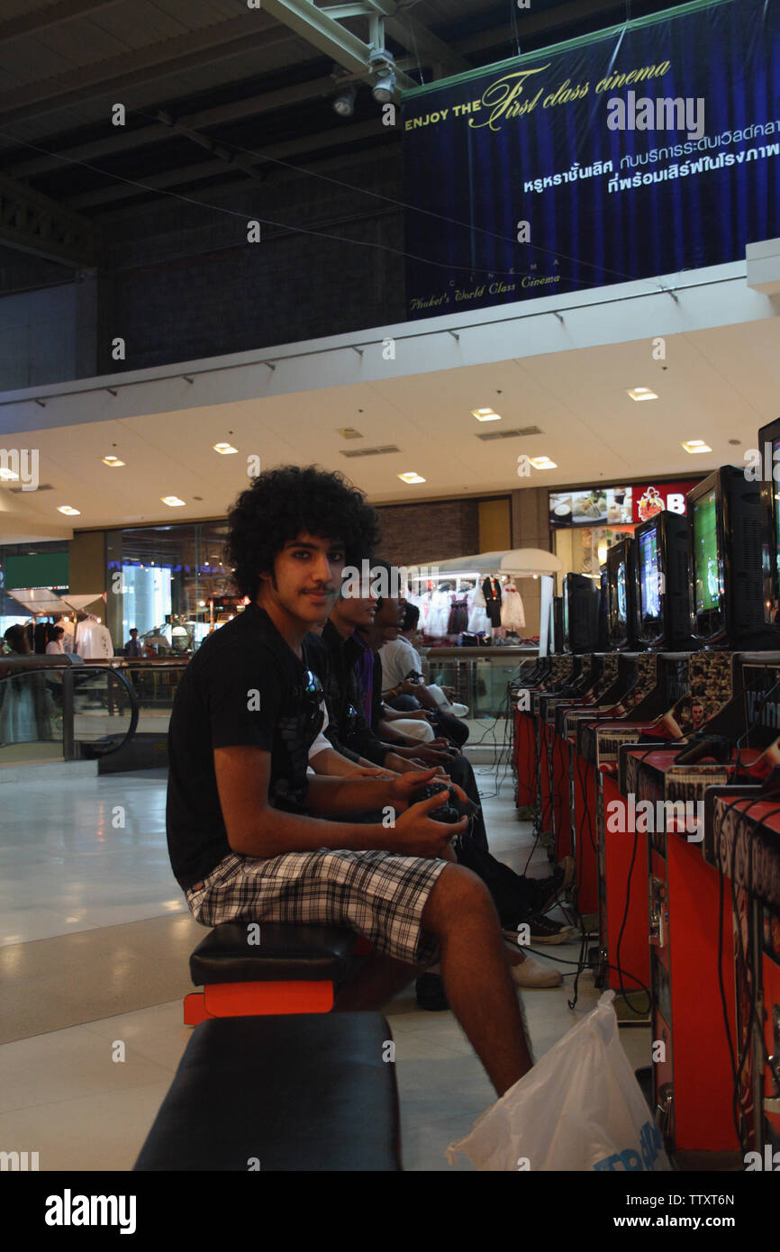 Menschen spielen Arcade-Spiel, Phuket, Thailand Stockfoto