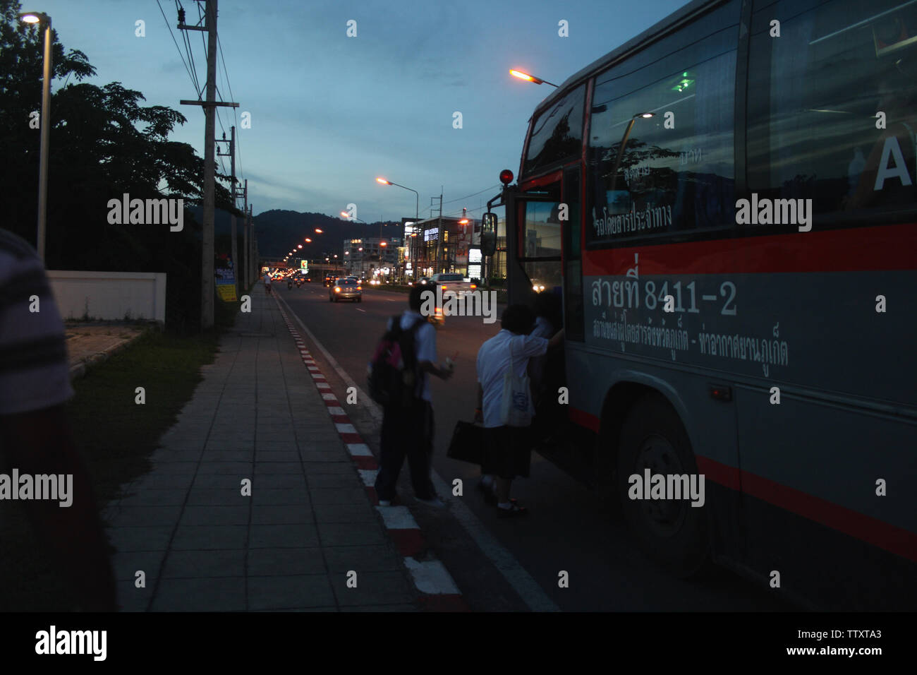 Studenten, die in einem Bus, Phuket, Thailand, einsteigen Stockfoto