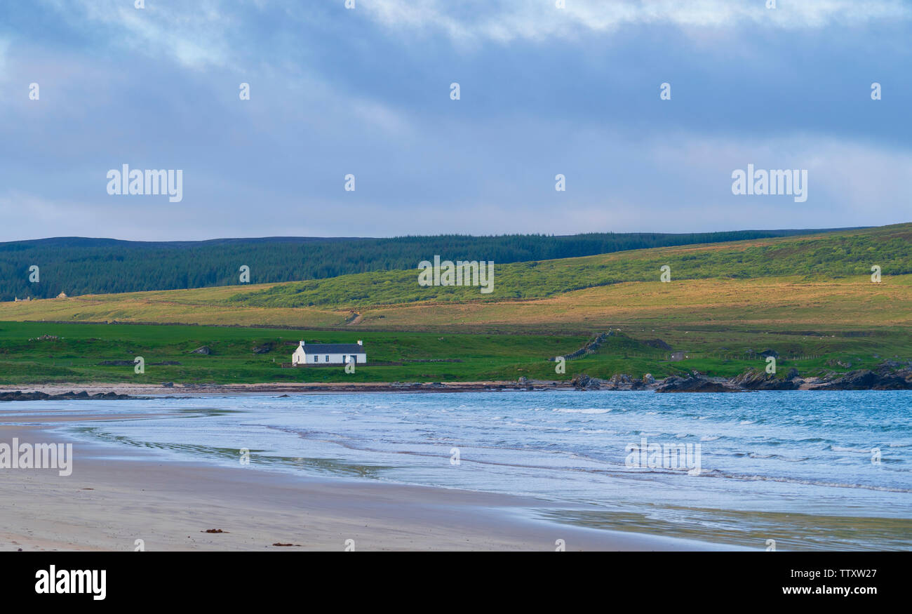 Blick auf die weissen Häuschen und Meer bei Laggan Bay auf Islay in der Inneren Hebriden, Schottland, Großbritannien Stockfoto
