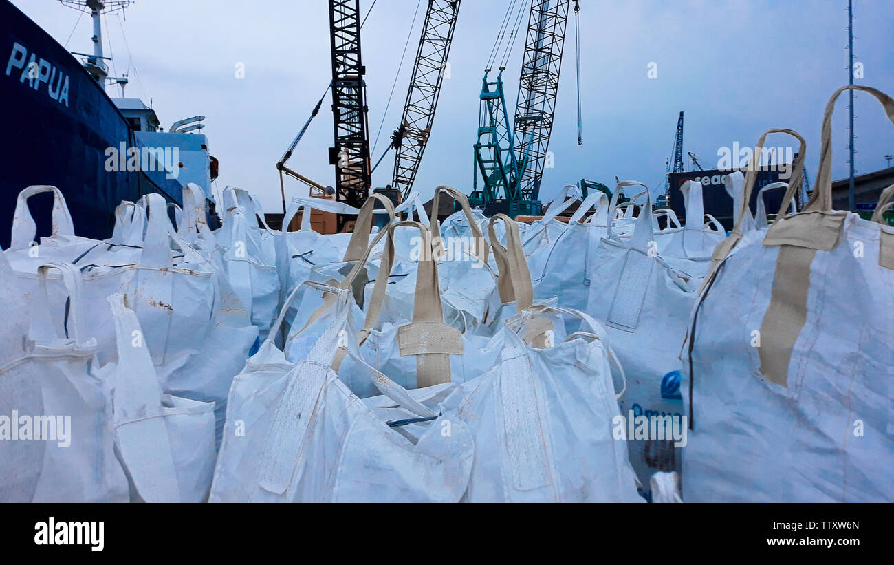 JAKARTA, Indonesien, 18. JUNI 2019: Viele Sack am Hafen Ausfuhren senden Stockfoto