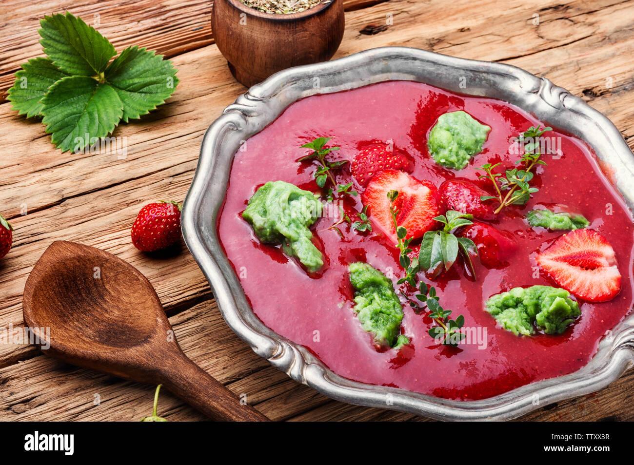 Saisonale Sommer Obst Suppe Suppe mit Erdbeeren. Kalte Suppe. Obst Suppe. Stockfoto