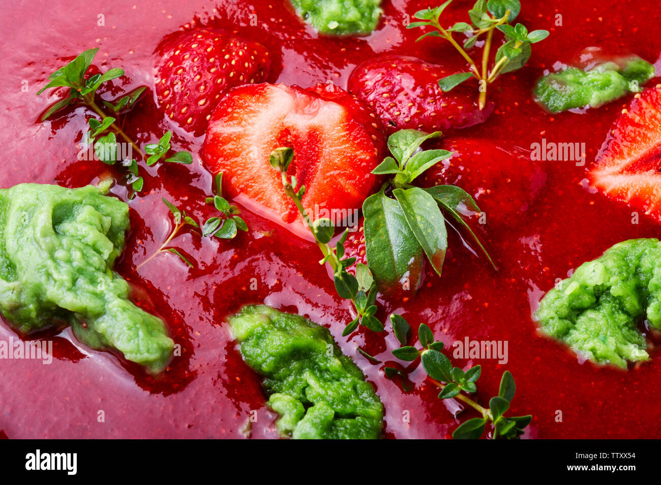 Saisonale Sommer Obst Suppe Suppe mit Erdbeeren. Kalte Suppe. Obst Suppe. Stockfoto