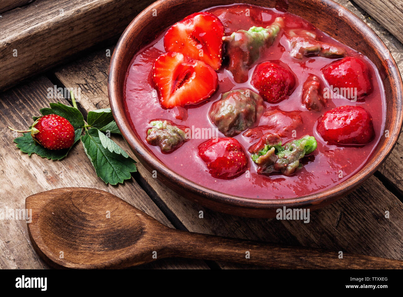 Sommer kühl Suppe mit Erdbeere. Obst Suppe. Sommer essen. Stockfoto
