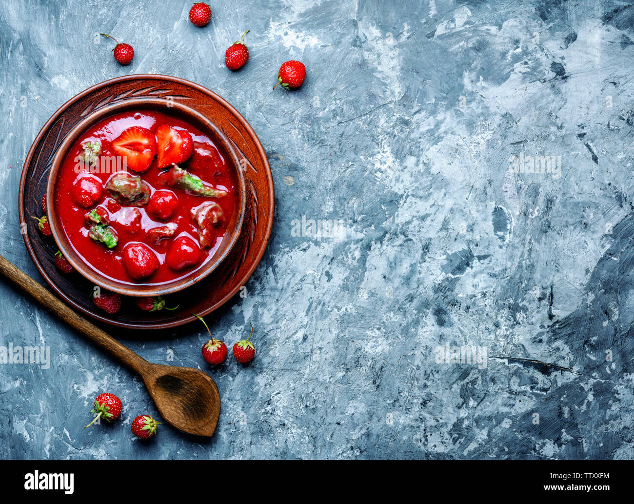 Sommer kühl Suppe mit Erdbeere. Obst Suppe. Sommer essen. Stockfoto