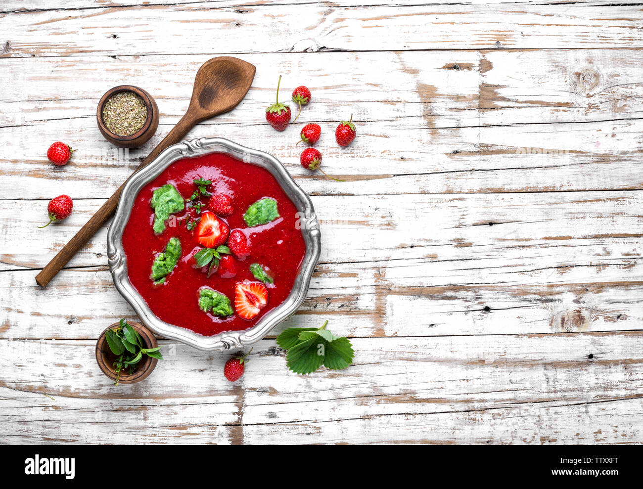 Sommer kühl Suppe mit Erdbeere. Obst Suppe. Sommer essen. Stockfoto