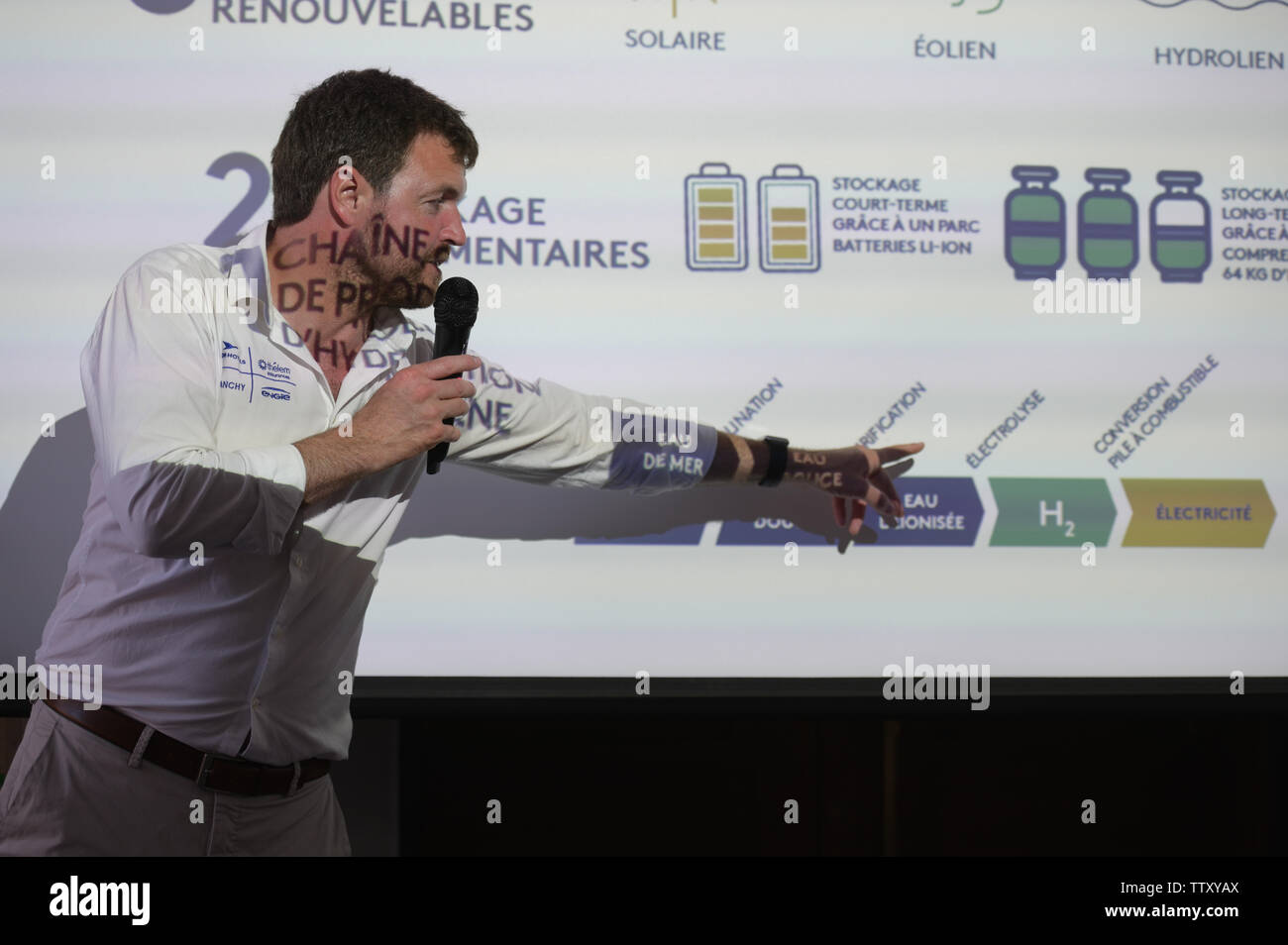 Victorien Erussard, Kapitän von Energie Beobachter, der erste Wasserstoff Schiff um die Welt, auf der Sitzung im Französischen Institut, St. Petersburg, Russland Stockfoto