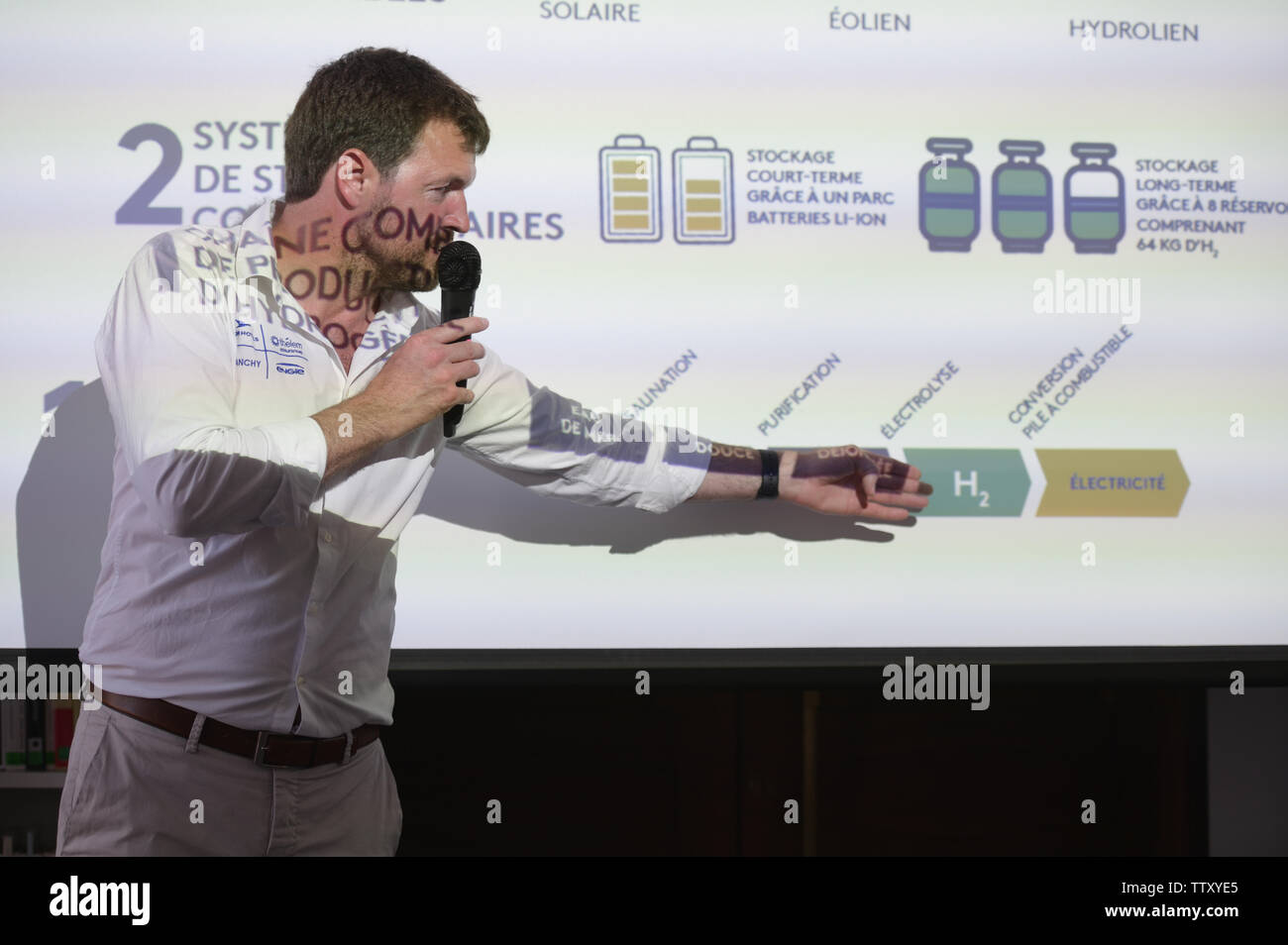 Victorien Erussard, Kapitän von Energie Beobachter, der erste Wasserstoff Schiff um die Welt, auf der Sitzung im Französischen Institut, St. Petersburg, Russland Stockfoto