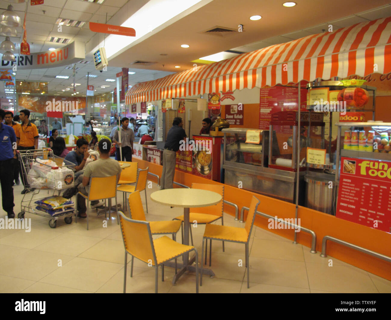 Food Court in einem Einkaufszentrum, Indien Stockfoto