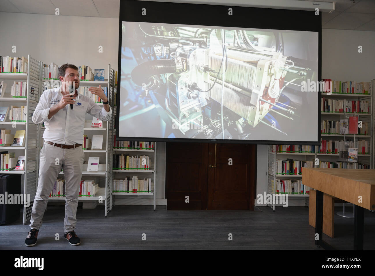 Victorien Erussard, Kapitän von Energie Beobachter, der erste Wasserstoff Schiff um die Welt, auf der Sitzung im Französischen Institut, St. Petersburg, Russland Stockfoto