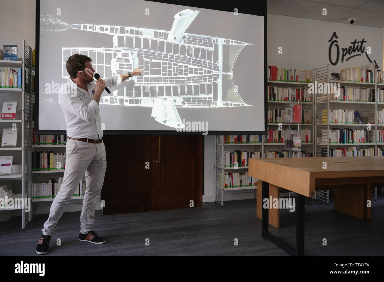 Victorien Erussard, Kapitän von Energie Beobachter, der erste Wasserstoff Schiff um die Welt, auf der Sitzung im Französischen Institut, St. Petersburg, Russland Stockfoto