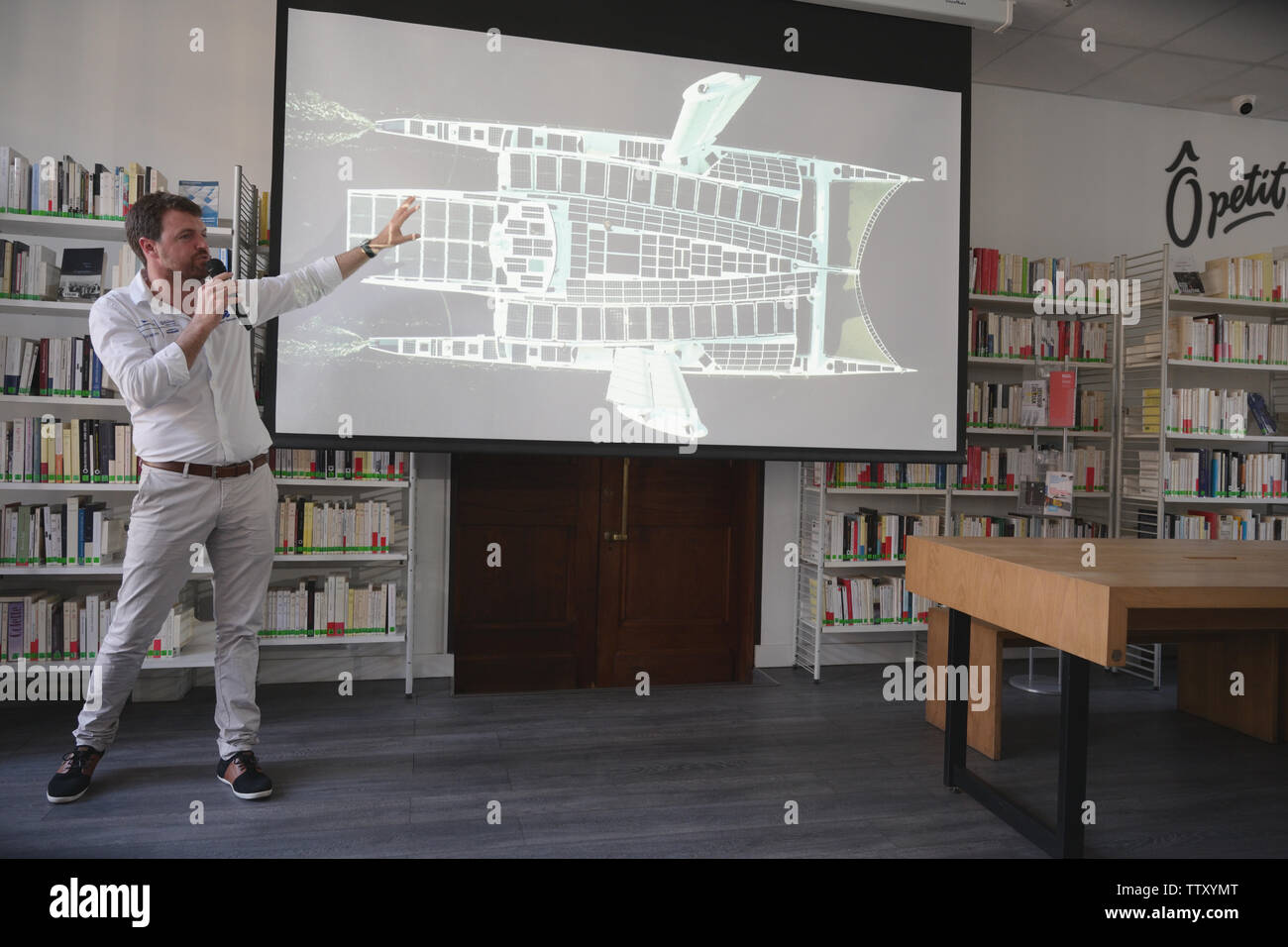Victorien Erussard, Kapitän von Energie Beobachter, der erste Wasserstoff Schiff um die Welt, auf der Sitzung im Französischen Institut, St. Petersburg, Russland Stockfoto