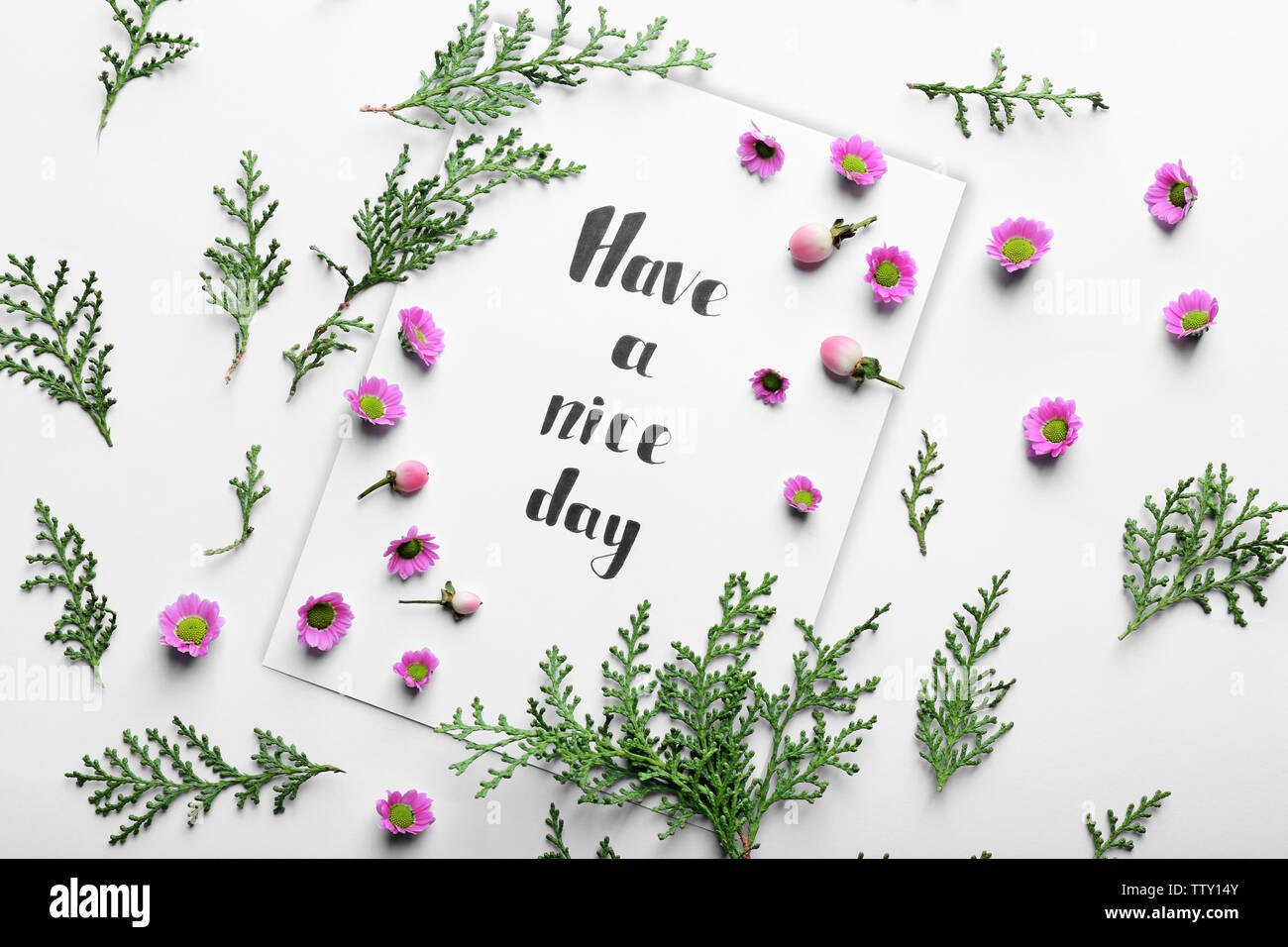 Inschrift "schönen Tag noch" auf Papier mit Blumen auf weißem Hintergrund Stockfoto