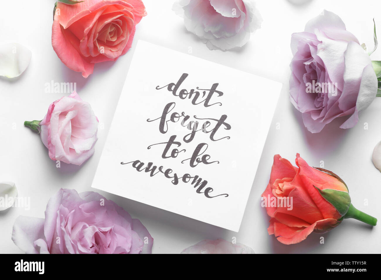 Aufschrift "VERGISS NICHT EHRFÜRCHTIG' auf Papier mit Blumen auf weißem Hintergrund geschrieben werden Stockfoto Aufschrift "VERGISS NICHT EHRFÜRCHTIG' auf Papier mit Blumen auf weißem Hintergrund geschrieben werden Stockfoto