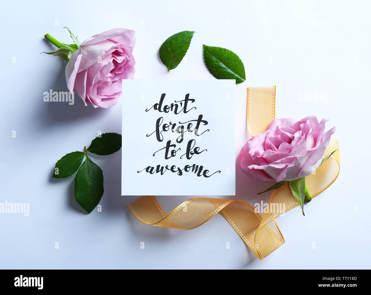 Aufschrift "VERGISS NICHT EHRFÜRCHTIG' auf Papier mit Blumen und Farbband auf weißem Hintergrund geschrieben werden Stockfoto Aufschrift "VERGISS NICHT EHRFÜRCHTIG' auf Papier mit Blumen und Farbband auf weißem Hintergrund geschrieben werden Stockfoto