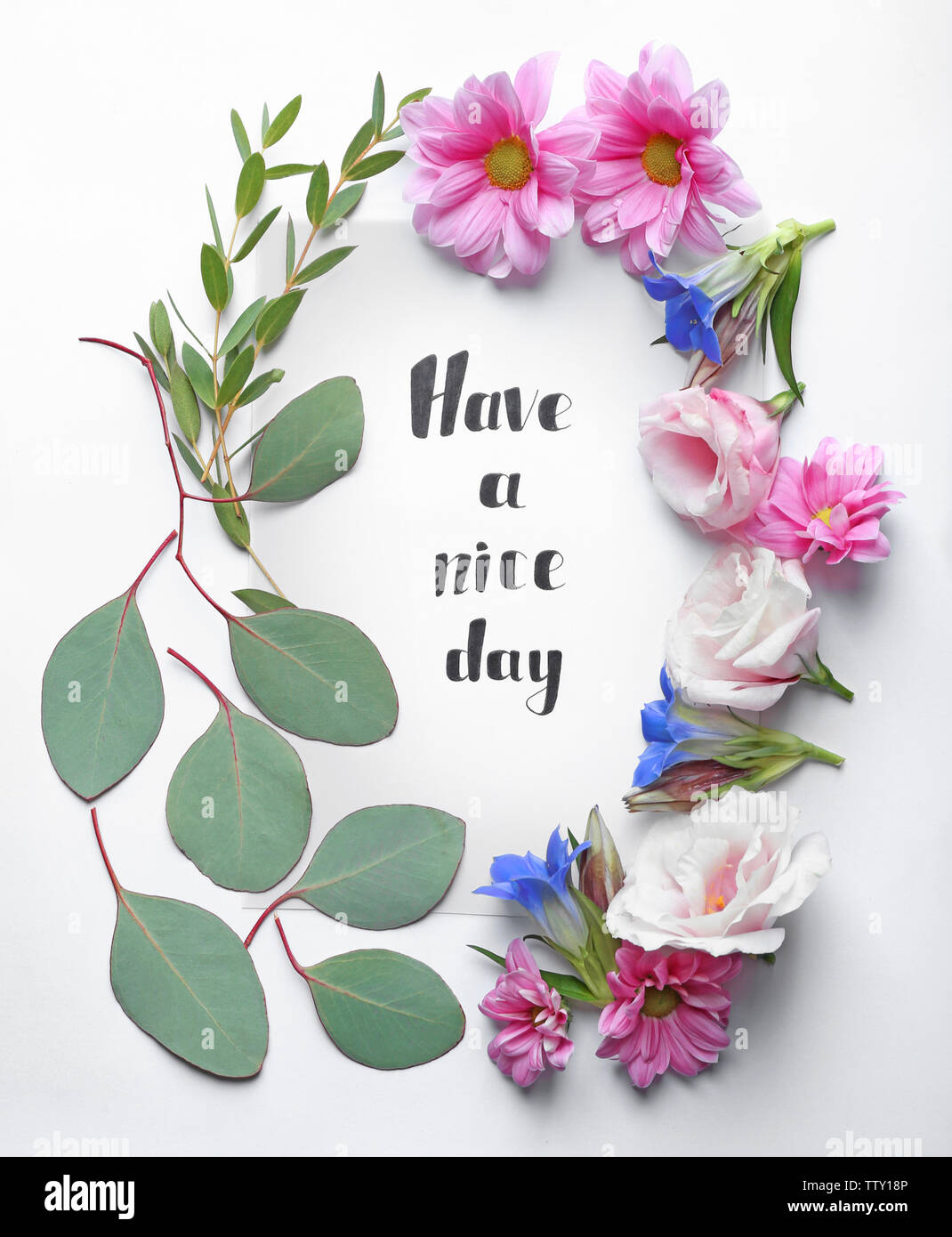 Inschrift "schönen Tag noch" auf Papier mit Blumen und Blätter auf weißem Hintergrund Stockfoto