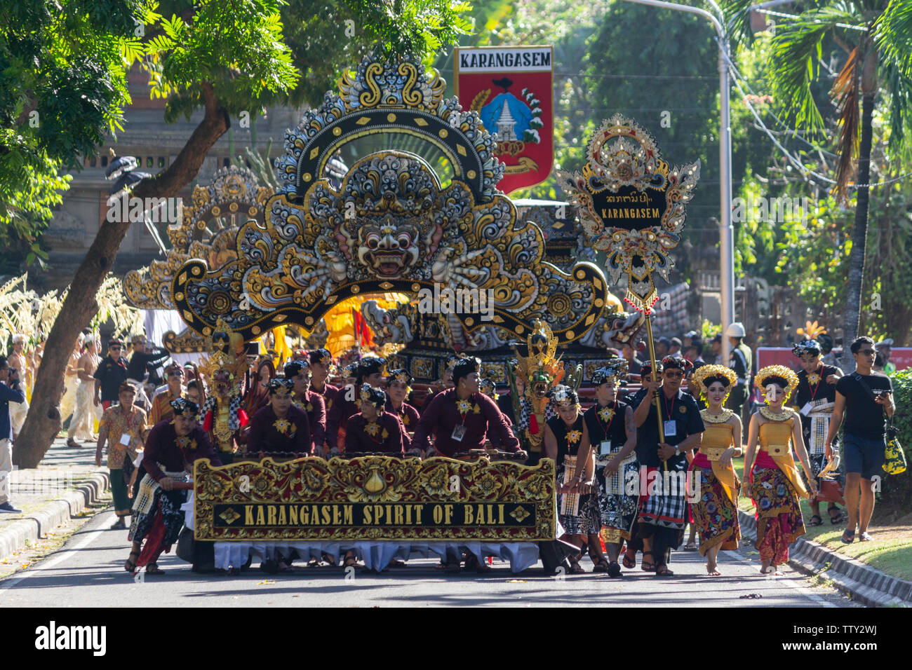 DENPASAR/INDONESIEN - 15. JUNI 2019: eine Parade von Karangasem Gruppe, das Tragen von ethnischen Traditionelle Kostüme auf Eröffnung des Bali Arts Festival 2019. B Stockfoto DENPASAR/INDONESIEN - 15. JUNI 2019: eine Parade von Karangasem Gruppe, das Tragen von ethnischen Traditionelle Kostüme auf Eröffnung des Bali Arts Festival 2019. B Stockfoto