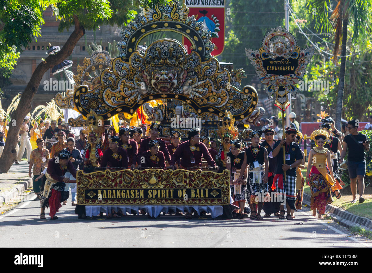 DENPASAR/INDONESIEN - 15. JUNI 2019: eine Parade von Karangasem Gruppe, das Tragen von ethnischen Traditionelle Kostüme auf Eröffnung des Bali Arts Festival 2019. B Stockfoto